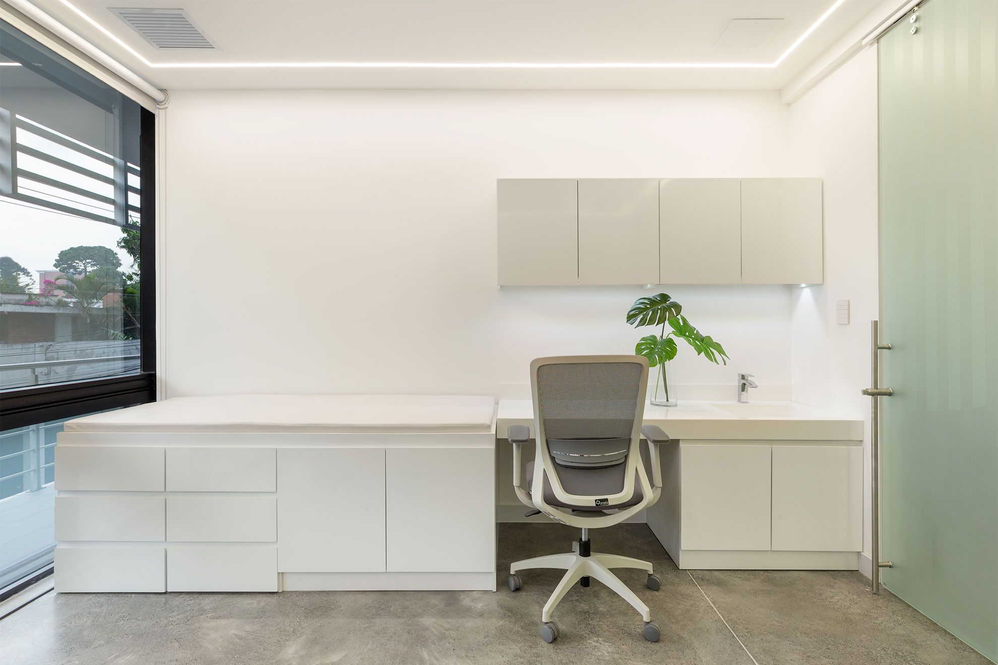 La importancia de la luz natural en una oficina o clínica